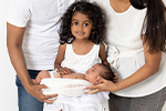 Pakistanische Familie mit Kindern in hellen Farben